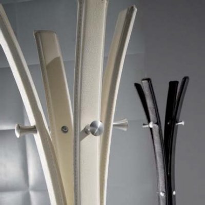  Stick  -wieszak na ubrania w kolorze brązowym , beżowym, białym 