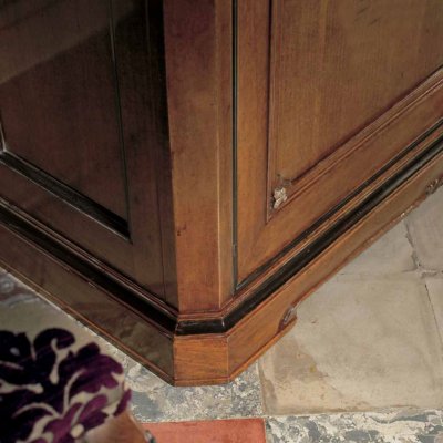  VILLA- włoska drewniana argentiera dwu drzwiowa z karbowanym cokołem naramiennym