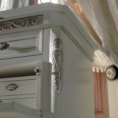  VILLA-  włoska drewniana komoda  i sekretnym schowkiem na biżuterię, na nóżkach