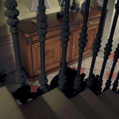  VILLA-  włoska drewniana komoda z listwami cokołowymi i karbowanym ramieniem