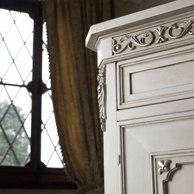  VILLA-  włoska drewniana komoda z dwu drzwiowa  i  7 szufladami 