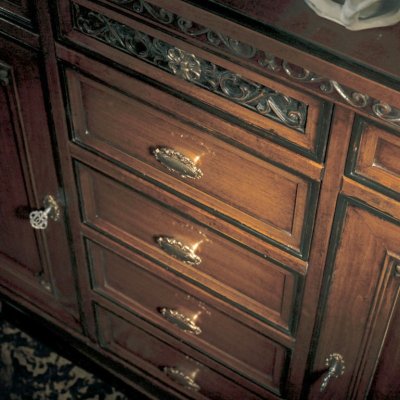  VILLA-  włoska drewniana komoda z dwu drzwiowa z intarsjami cokół  i  7 szufladami 